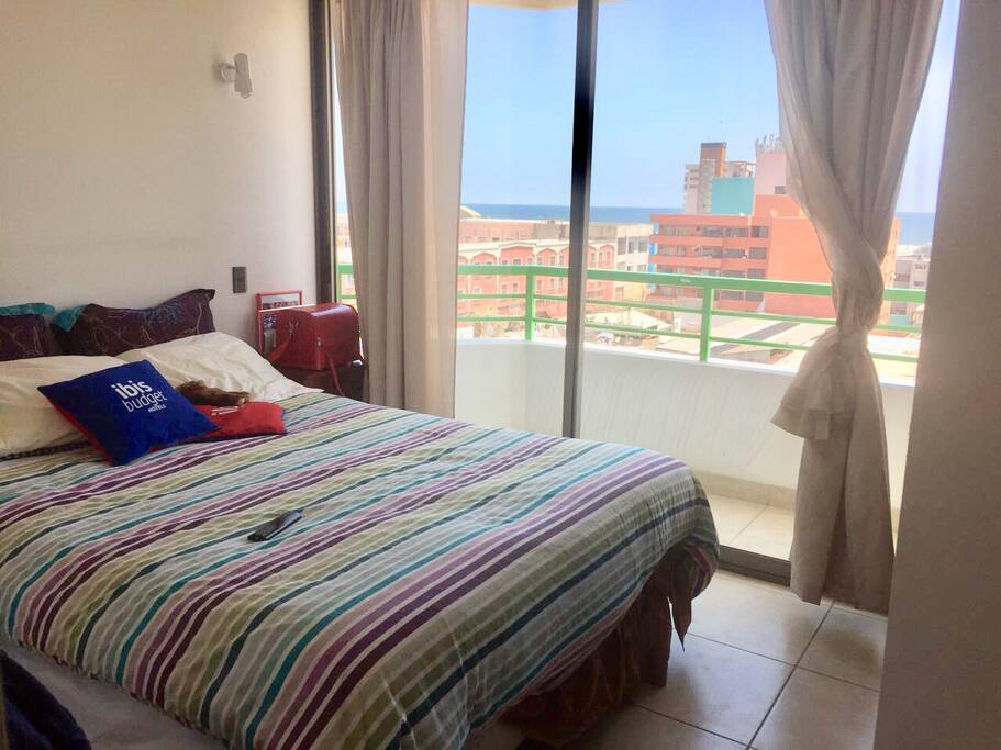 Habitación con cama matrimonial y baño privado
