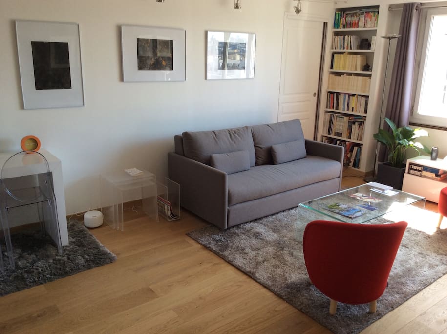 28m2 living room sofa double bed 140x200cm with 2 armchairs and coffee table. TV HD, DVD player, wi-fi ...
Séjour 28m2 canapé convertible 140x200cm avec 2 fauteuils et table de salon. TV HD lecteur TVD wi-fi...