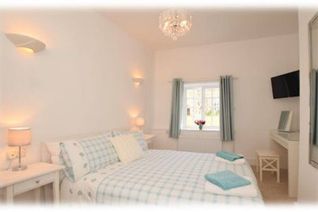 Master bedroom with smart TV & bedside USB plug
