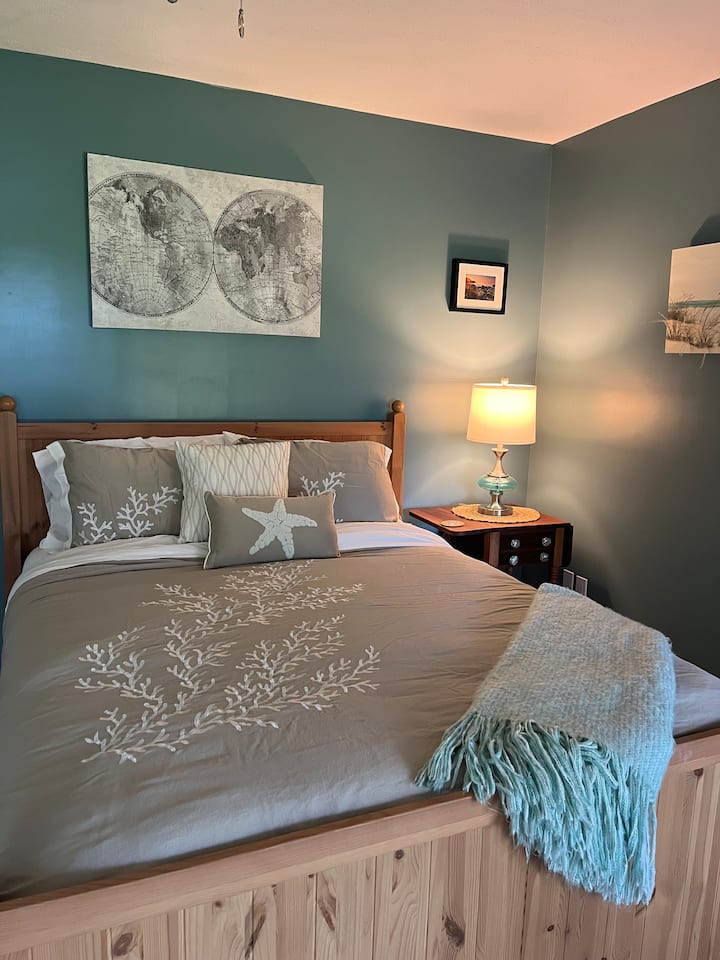 Main bedroom. Queen bed