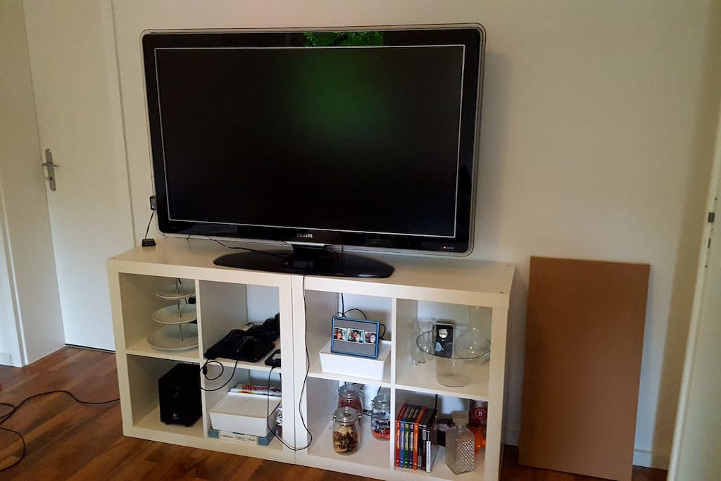 57 Zoll FULL HD AMBILIGHT TV