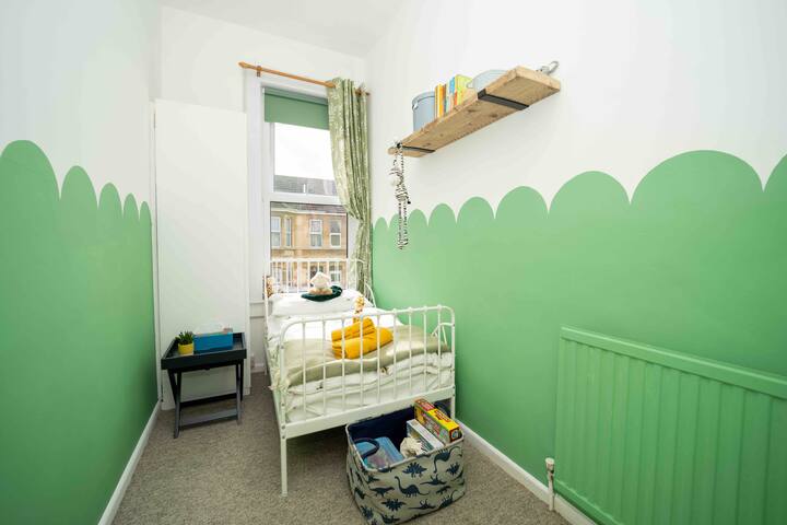 חדר שינה שני מוגדר כחדר לפעוטות. יש הרבה מקום לשחק עם כל הצעצועים שסופקו. 