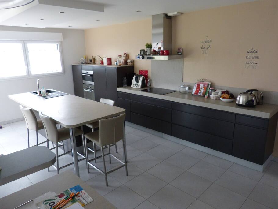 Cuisine équipée (lave vaisselle, frigo, congel, four et micro-ondes, bouillore, grille pain)