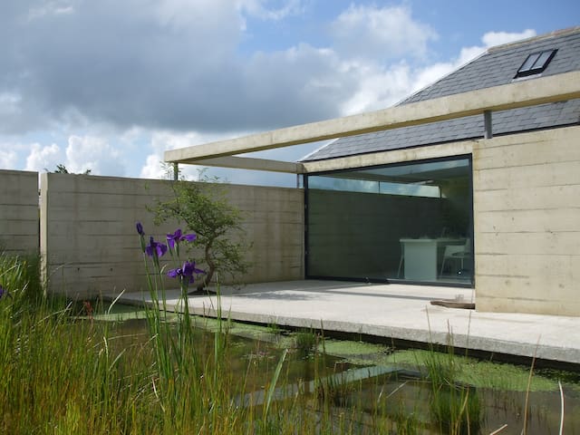 MODERNIST COTTAGE WITH HOT TUB