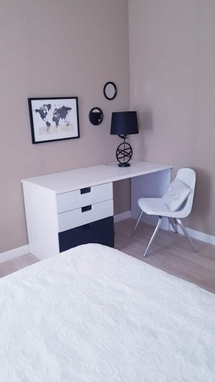 Scrivania della camera da letto principale