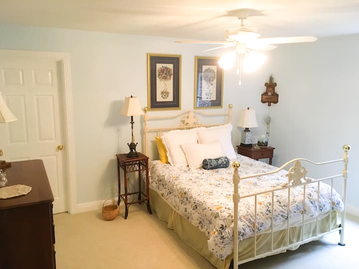 Ცისფერი ოთახი - საწოლი Queen-ის ზემოთ