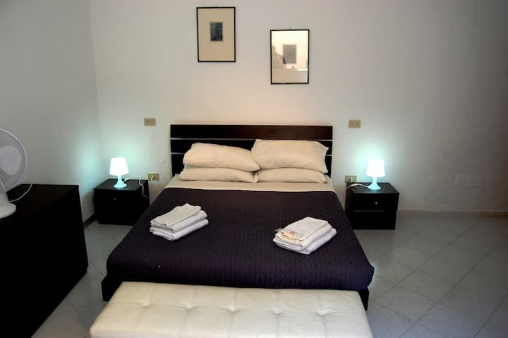 spálňa s manželskou posteľou
spálňa s manželskou posteľou