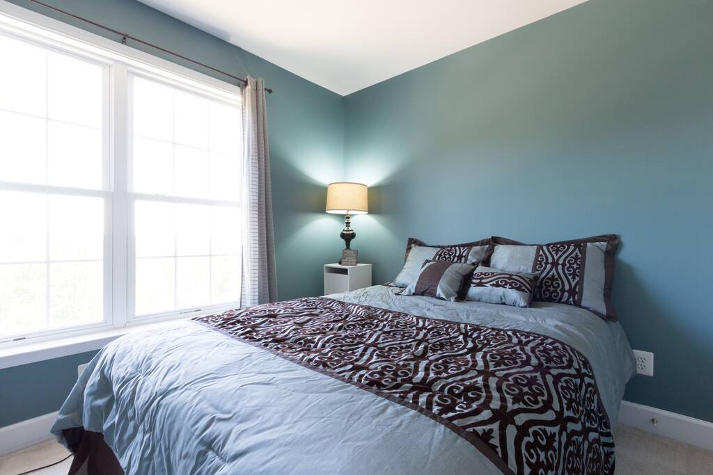 Private room with queen sized bed