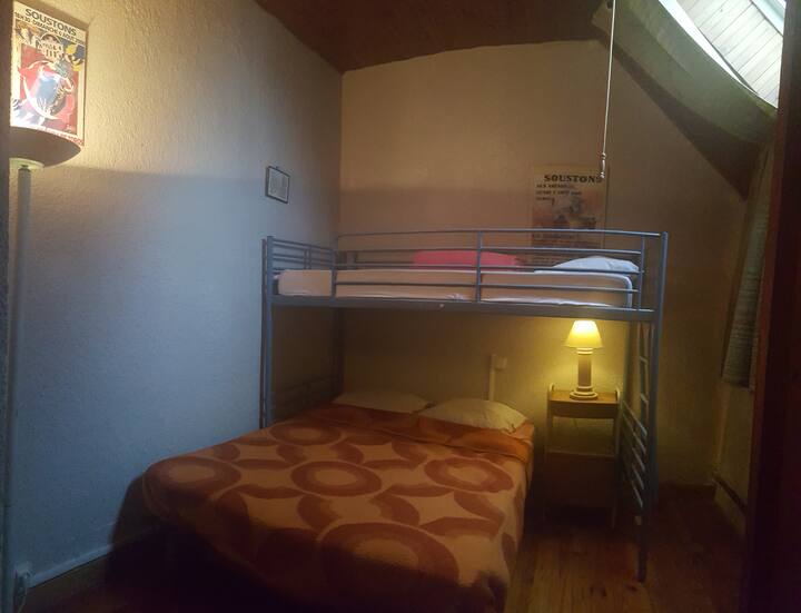 Cama de un metro cuarenta 
Más una cama de altura para una persona 
Gran armario
