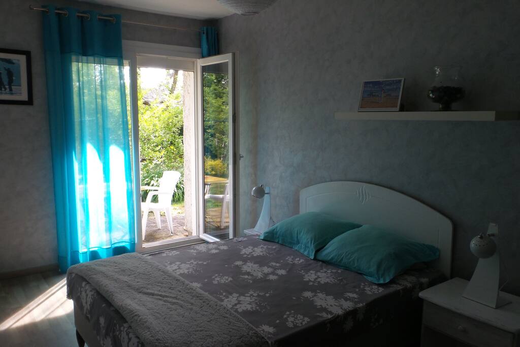 Chambre 1 donnant sur le jardin à l'arrière de la maison