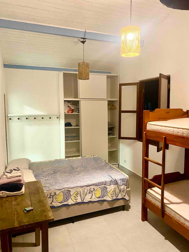 Suite: 1 queen bed/ 1 litera /ventilador de pared/ armario. 