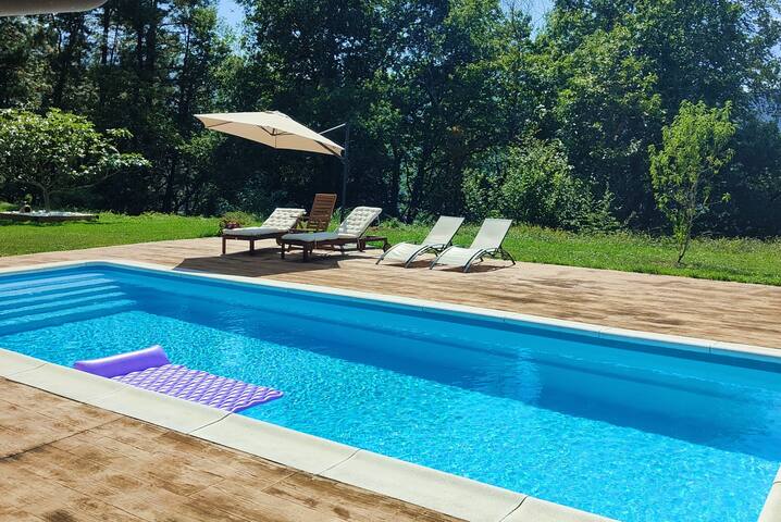 Chalet con piscina climatizada en naturaleza gallery image 3