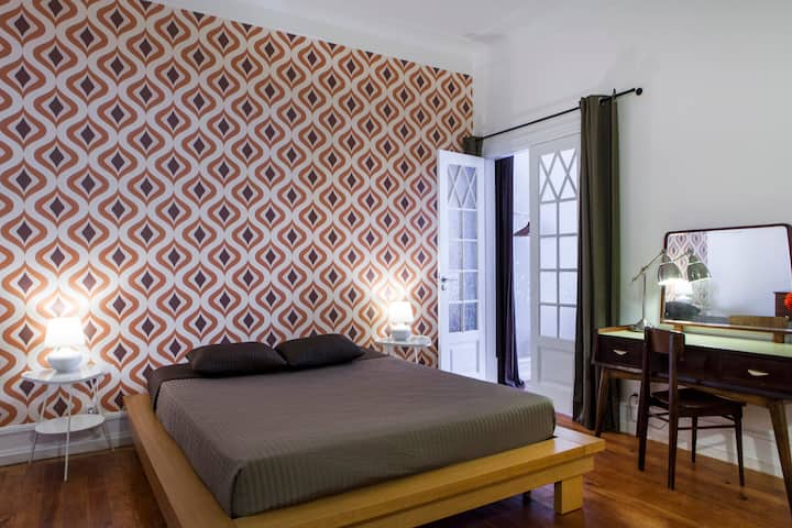 Საძინებელი 1 დიდი
ზომის საწოლი
Უკავშირდება B საძინებელს
ფანჯრის გარეშე