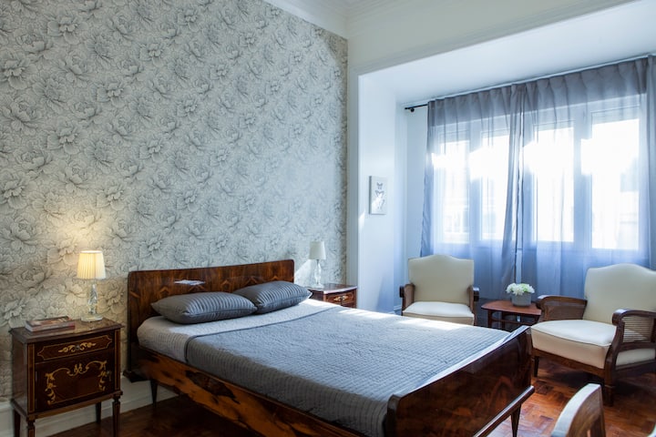 Საძინებელი C
1 ორადგილიანი საწოლი
Უკავშირდება D საძინებელს
Ფანჯარა ქუჩის მოპირდაპირე მხარეს 