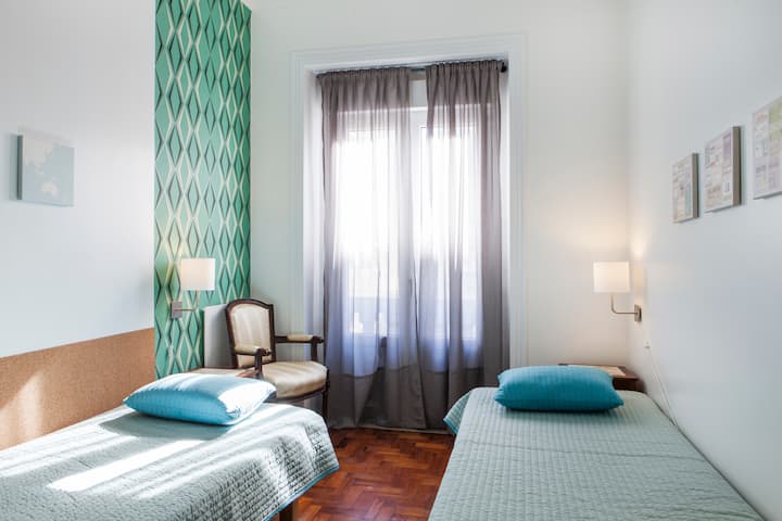 Ოთახი D
2 ერთადგილიანი საწოლები
Უკავშირდება საძინებელ C-ს
Პატარა აივანი ქუჩის პირისპირ 
Ამ საძინებლის შესასვლელი გაკეთებულია C საძინებლის ან კიბის გავლით