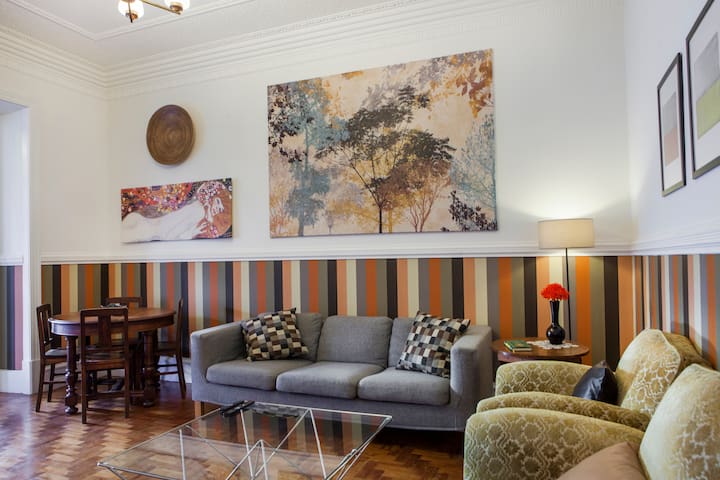 Spatious 4 Bedroom Apartment | 1 Minute to Metro