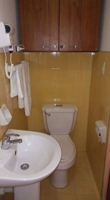Bagno privato Cuarto Naranja.
Dotato di doccia, dispenser saponi e shampoo, asciugacapelli e asciugamani in spugna di puro cotone 100%