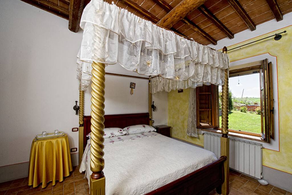 Tipica camera con soffitto in travi e mezzane in cotto e letto a Baldacchino