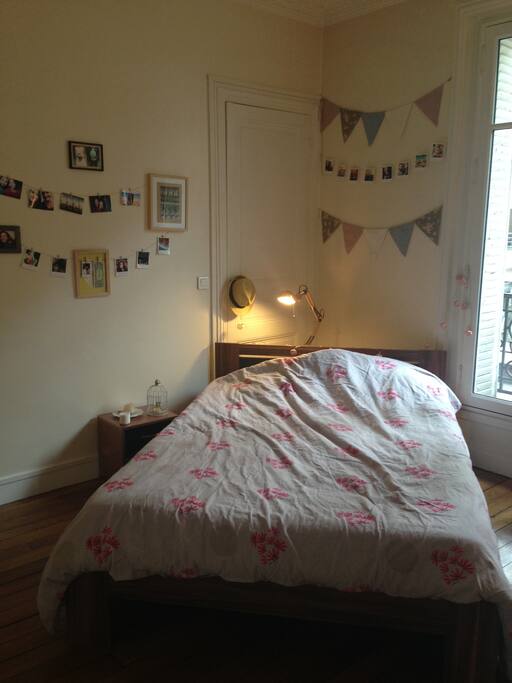 Chambre lumineuse et confortable