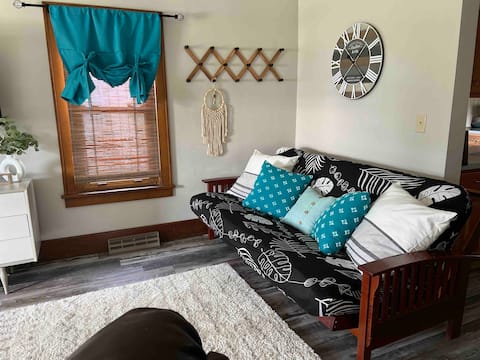 Vintage 2 Bedroom Bungalow photo 7