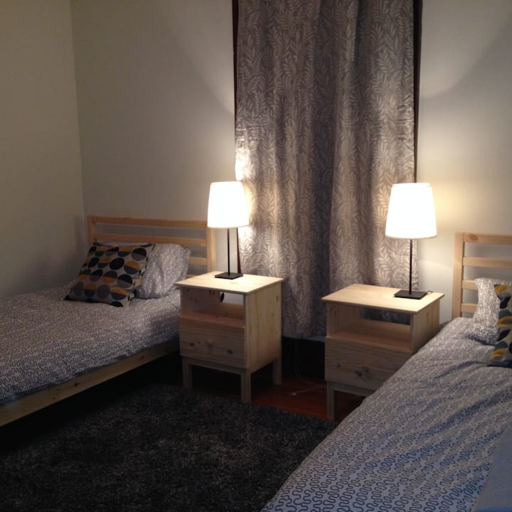 Velika soba za dva blizanca noću (više prostora i na drugom kraju).   