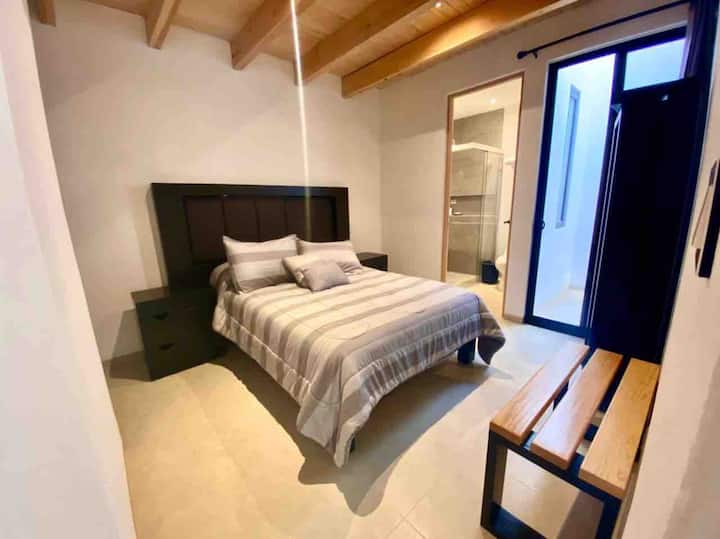 Slaapkamer 2 met tweepersoonsbed
en eigen badkamer 