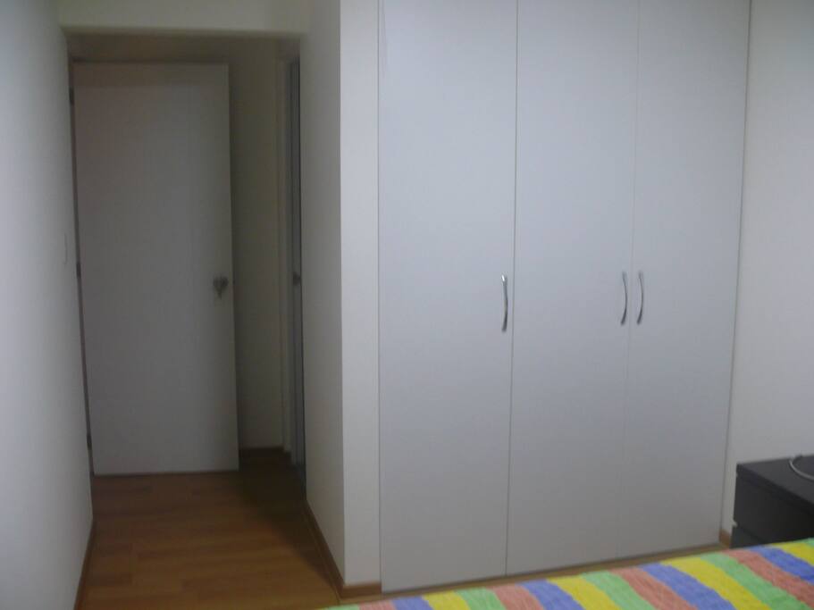 Private room with built in closet/ habitación privada con closet incorporado