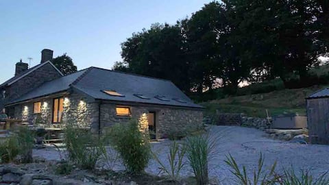 2 bed /2 bath luxury barn conversion with hot tub