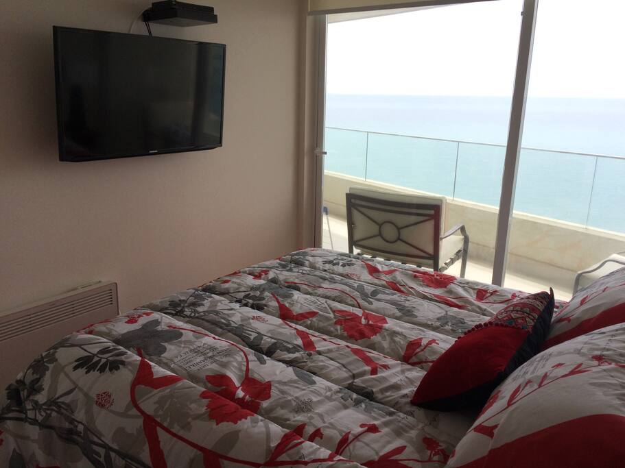 Dormitorio principal, cama de dos plazas. Baño privado, walking closet. Espectcular vista al mar