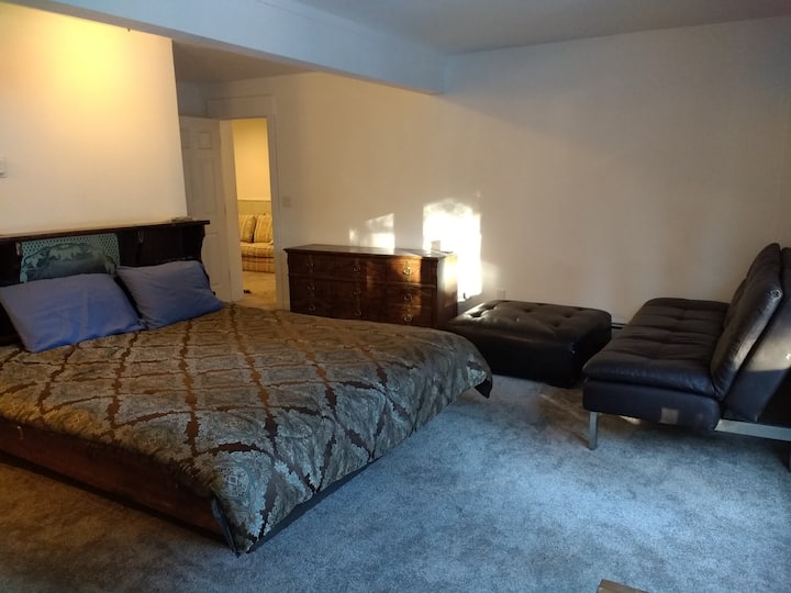 二楼主卧室加大双人床和双人蒲团