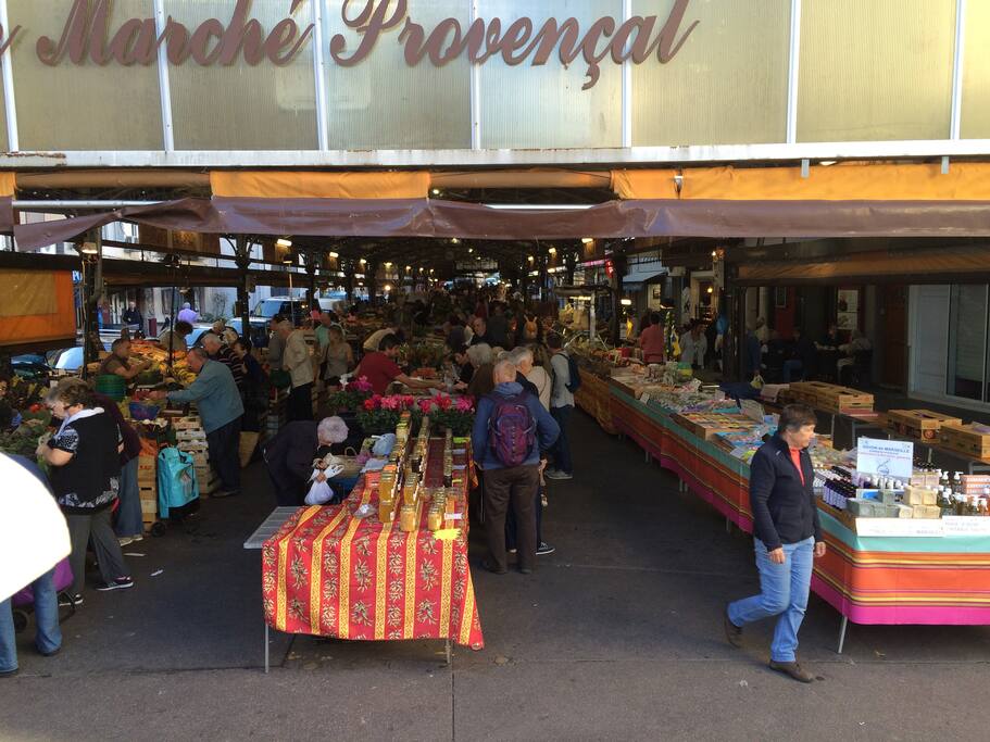 Marché qui fonctionne toute l'année