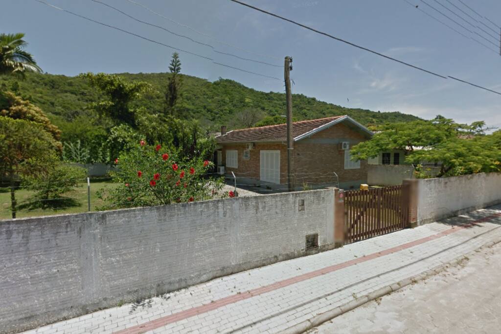 São 1005 m2 de terreno sendo 2/3 cobertos por grama e árvores.