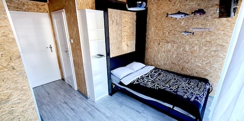 Popular Airbnb listing: S3 | SUB HEL. Budget room in a house with a swimming pool. in Hel