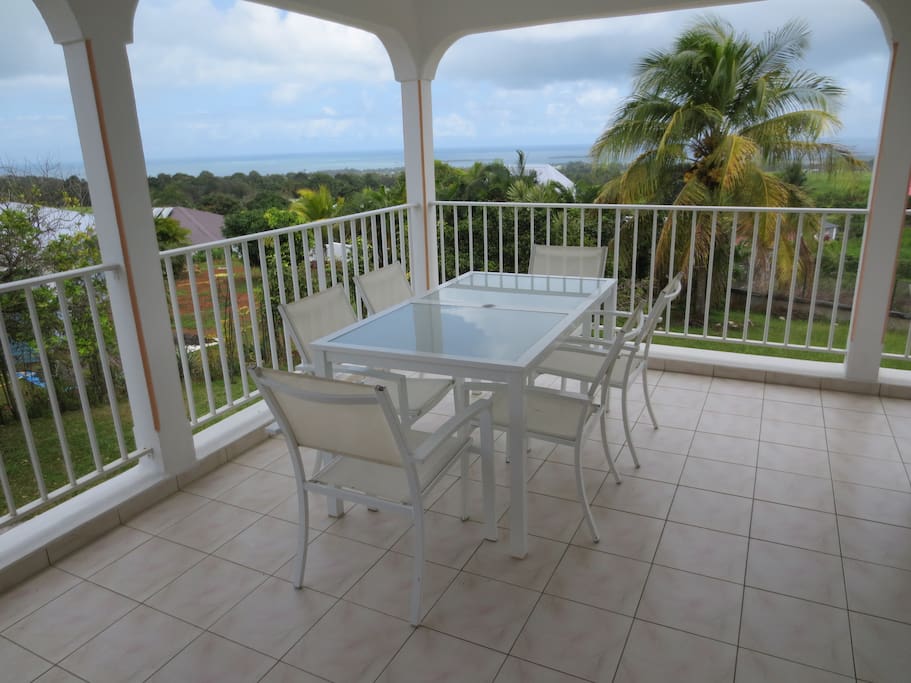 Espace repas de la terrasse