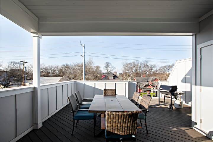 Huge Rooftop Retreat | Walk to Bars and Dining gallery image 3