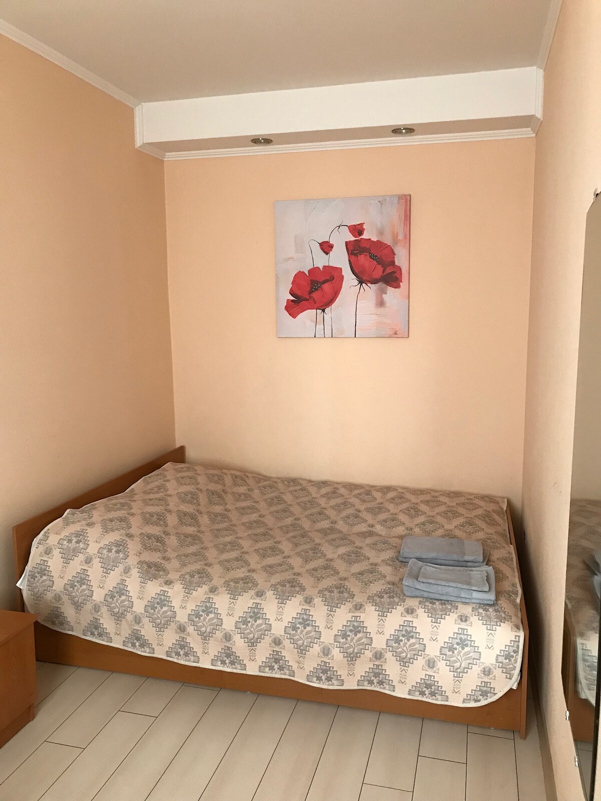 חדר שינה עם מיטה 160*200