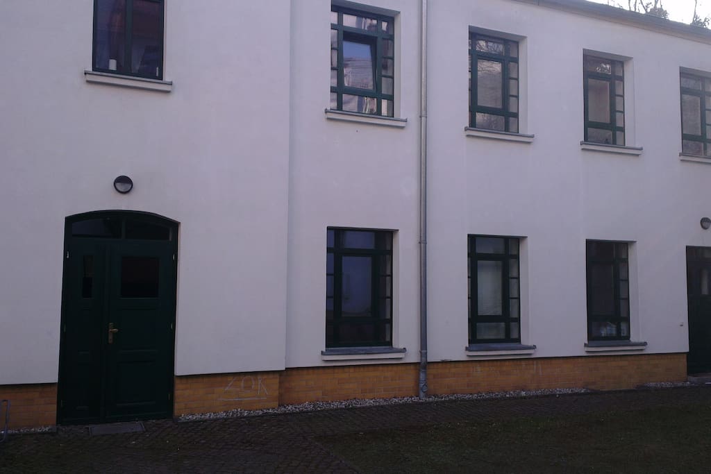 Die Wohnung ist idyllisch im Hinterhaus gelegen