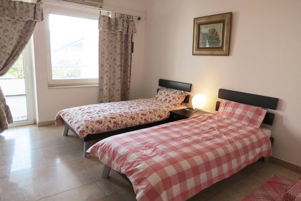 Room 2 ( Schlsfzimmer 2) size 5.75m×3.60m