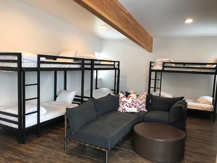 Двуетажна стая с 3 двуетажни легла