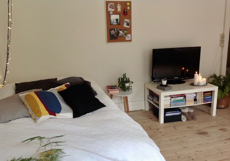 The bed is 120x200 cm. Most suitable for one person or a couple. The room is big, and it is possible to place an air marttres on the floor.