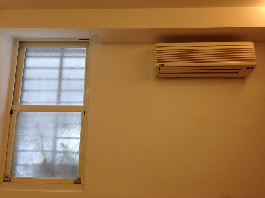 雙人床、書桌、電視、衣櫥,都是屬於你的個人空間。
your room with double bed, TV, desk, wardrobe and private bathroom
