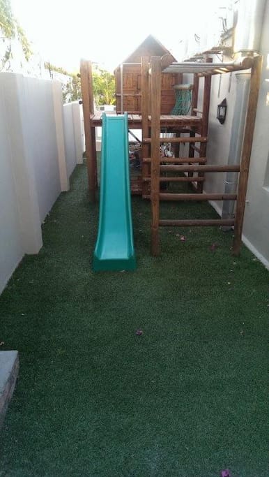 Enclosed jungle gym