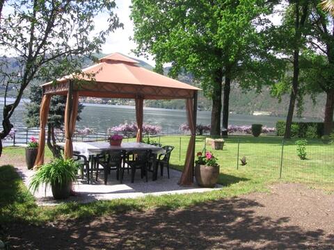 stunning flat directly on lakeside