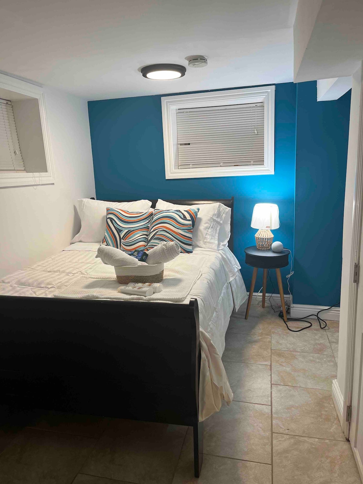 เตียงขนาดใหญ่ที่สะดวกสบายพร้อมหมอนหลายใบ 