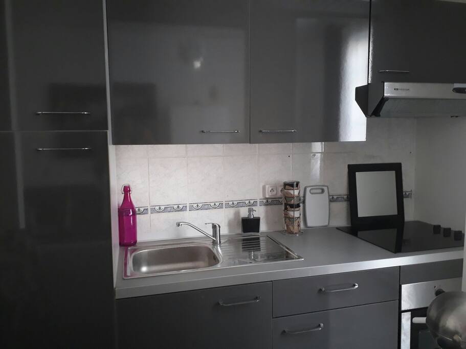 cuisine toute neuve!frigo encastré, hote plaques et four