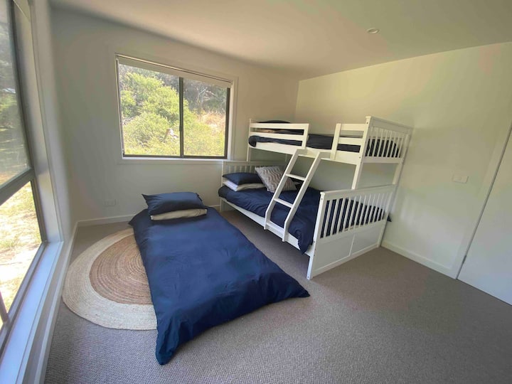 'ห้องเด็ก' ขนาดใหญ่พร้อมเตียงสองชั้นสองชั้นชั้นบนเดี่ยวและเตียงเลื่อนเดี่ยวพร้อมที่นอนเดี่ยวสำหรับพื้นและเครื่องเล่นทีวี/ดีวีดี มีพื้นที่มากมายให้เด็กๆแขวนและเล่นเกม