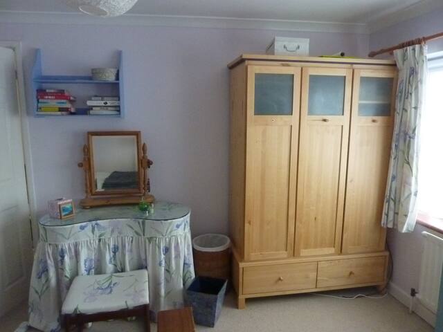 Quiet private room close to Reading