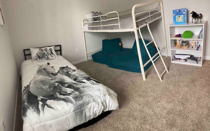 เตียงแฝดเตียงลอฟท์คู่และโซฟา Nugget บันไดสามารถถอดออกได้เพื่อให้เด็กเล็กปลอดภัย