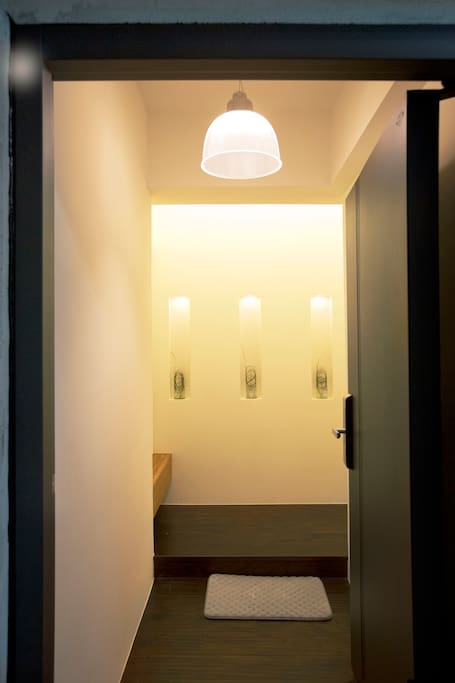 Doorway into the apartment
大门入口玄关和走廊