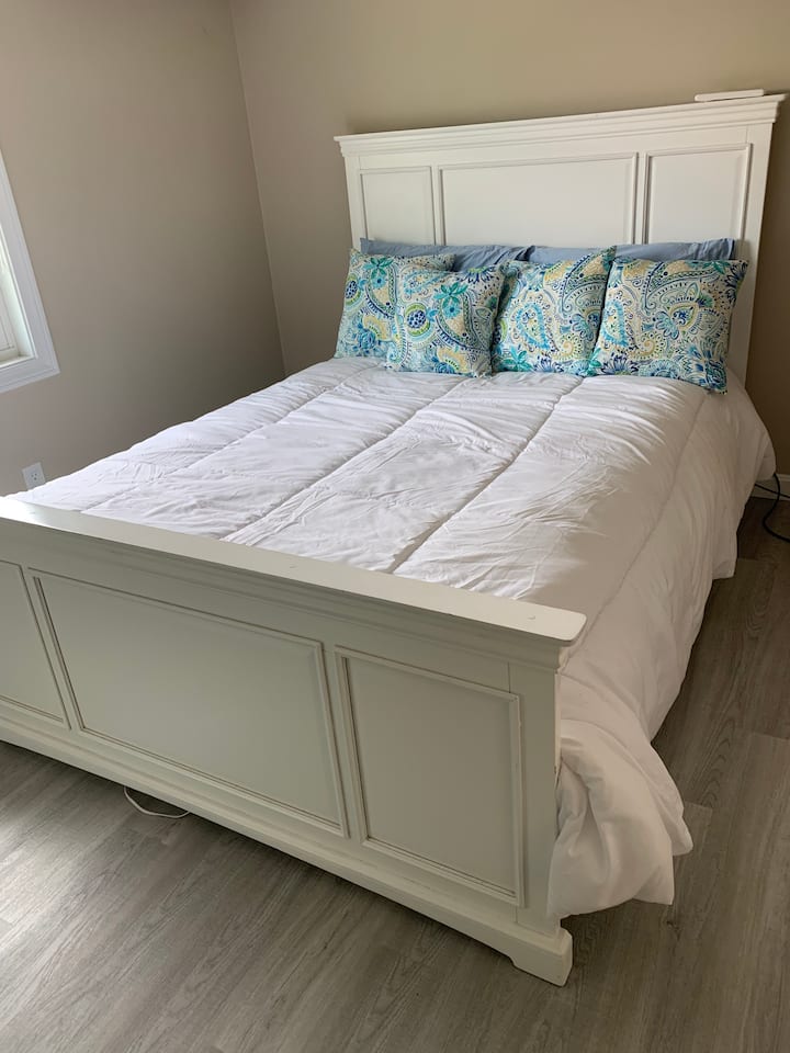 Dormitorio en el primer piso con cama de matrimonio.